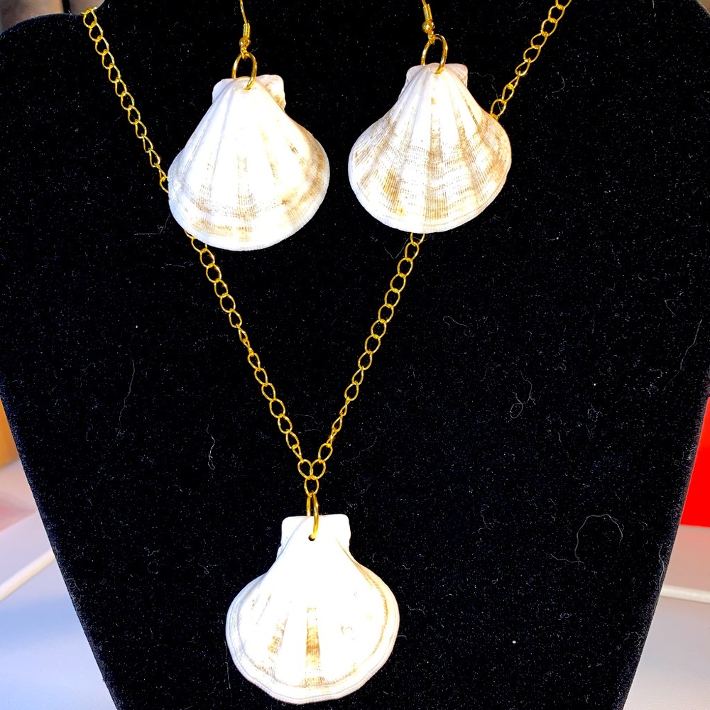 Scallop shell necklace and earrings set, custom made by MystWearables.